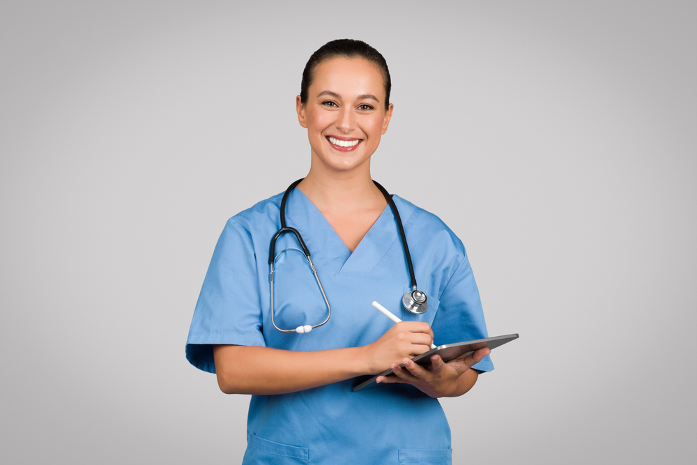 doctora-sosteniendo-carpeta